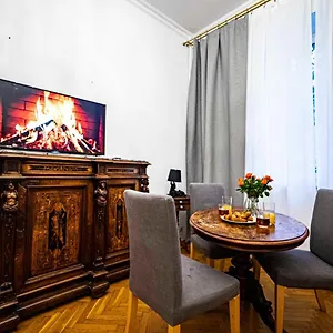 With Antique Furniture In The Old Town, Metro Apartament Warszawa